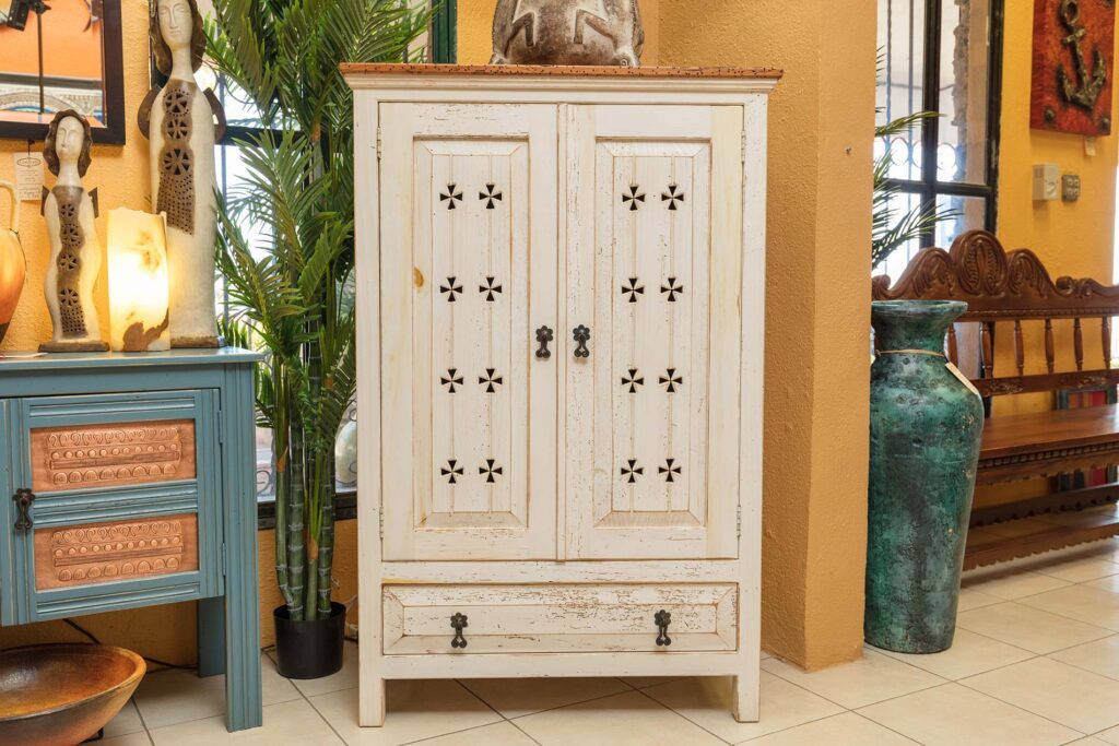 Armario Cruces Blanco White wormwood dresser with two doors and one drawer, for sale in Cabo San Lucas