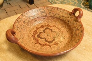 Artesanal ceramic plate with handpainted details