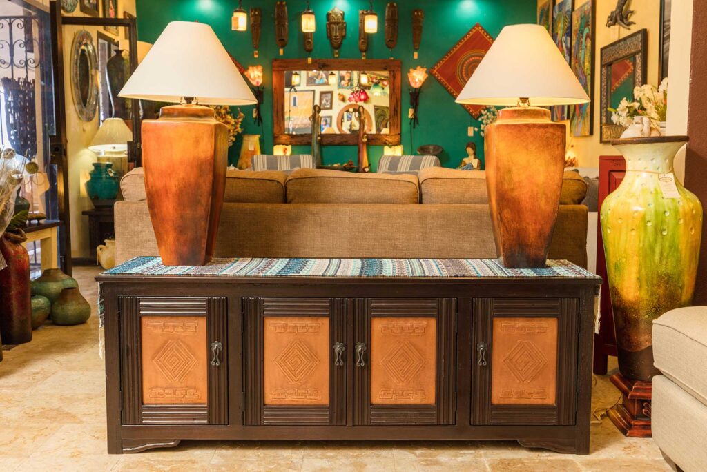 Comoda de Cobre Cuatro Puertas Dark wormwood bed table with copper details