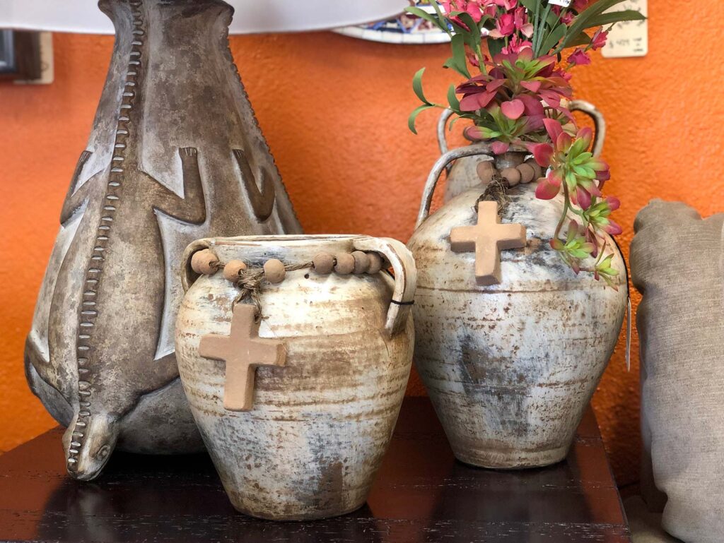 OL0968w-1 Rosary Vase Decorative pottery with rosary details