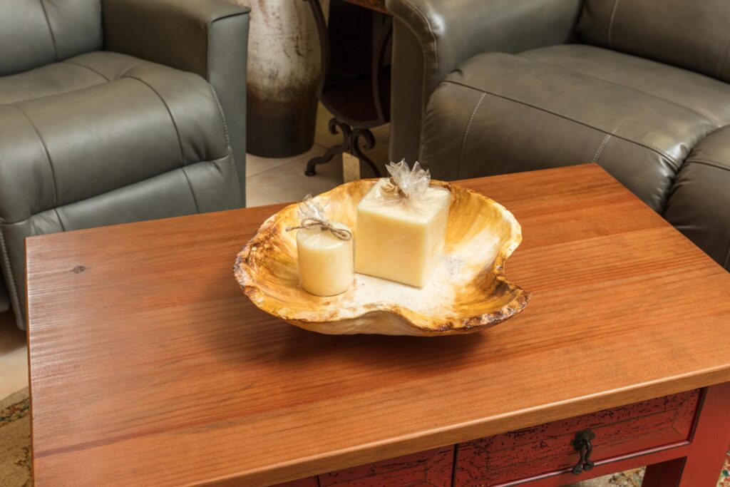 PGNPA006 Plato Antuario Tres Patas Decorative plate on coffee table, sold at furniture store in Cabo San Lucas