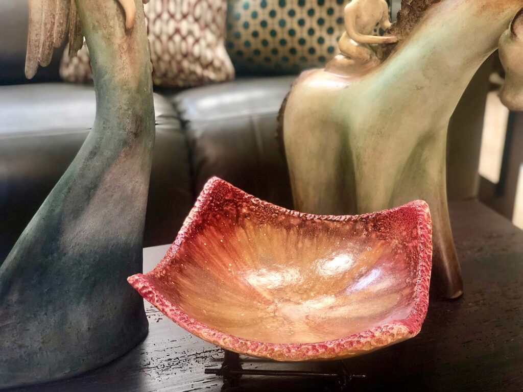 PGNPA014-2 Botanero Cuatro Puntas Bowl Pink decorative bowl on a wooden coffee table