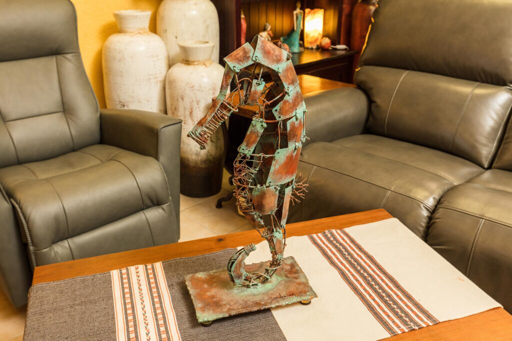 Sotomayor Caballo Mar Cobre Metal sculpture of a seahorse