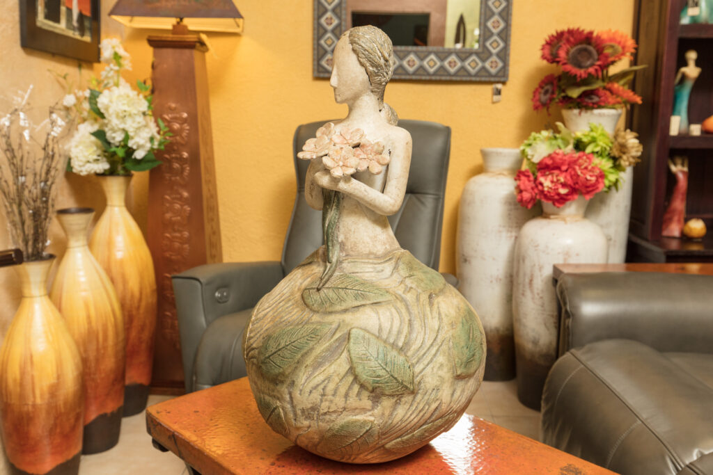 Mujer Capullo Ceramic sculpture for home decoration