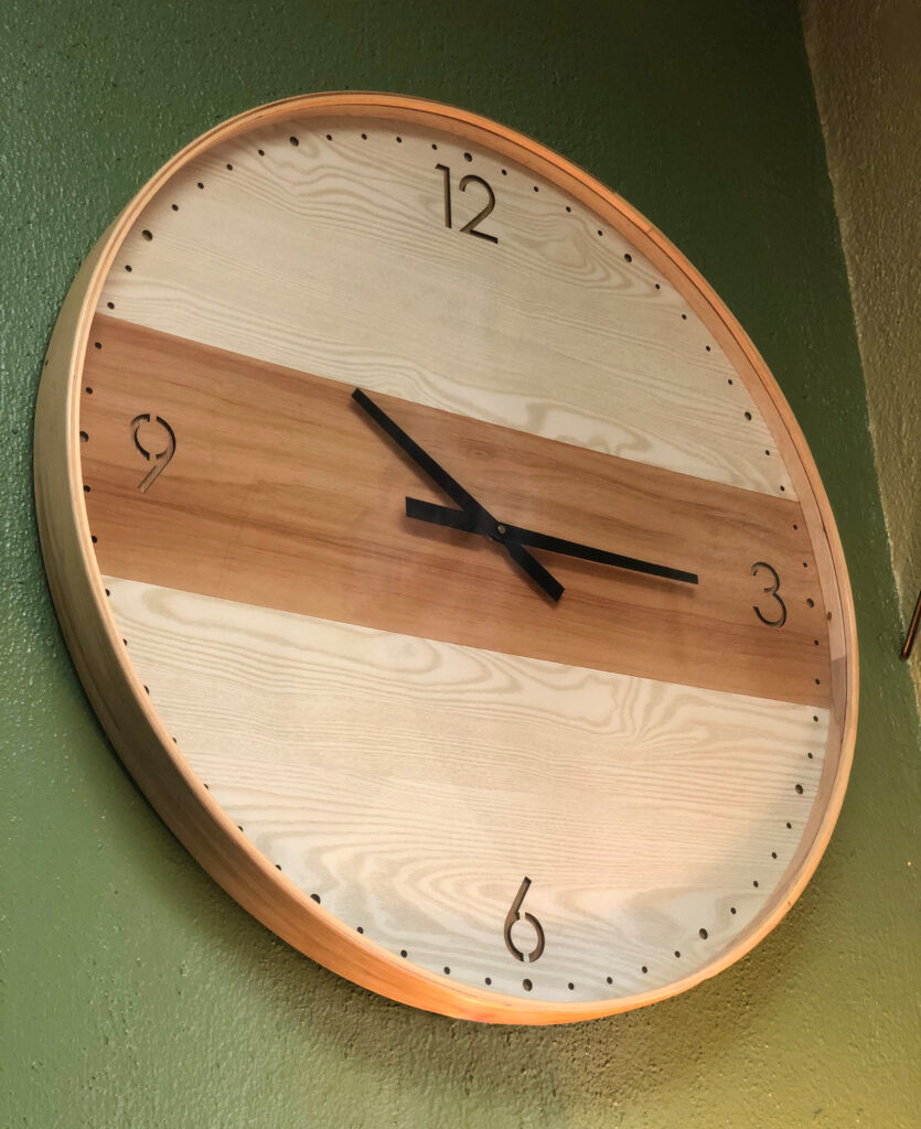 Reloj de Pared Cuatro Números Contemporary wall clock in Cabo San Lucas, Mexico