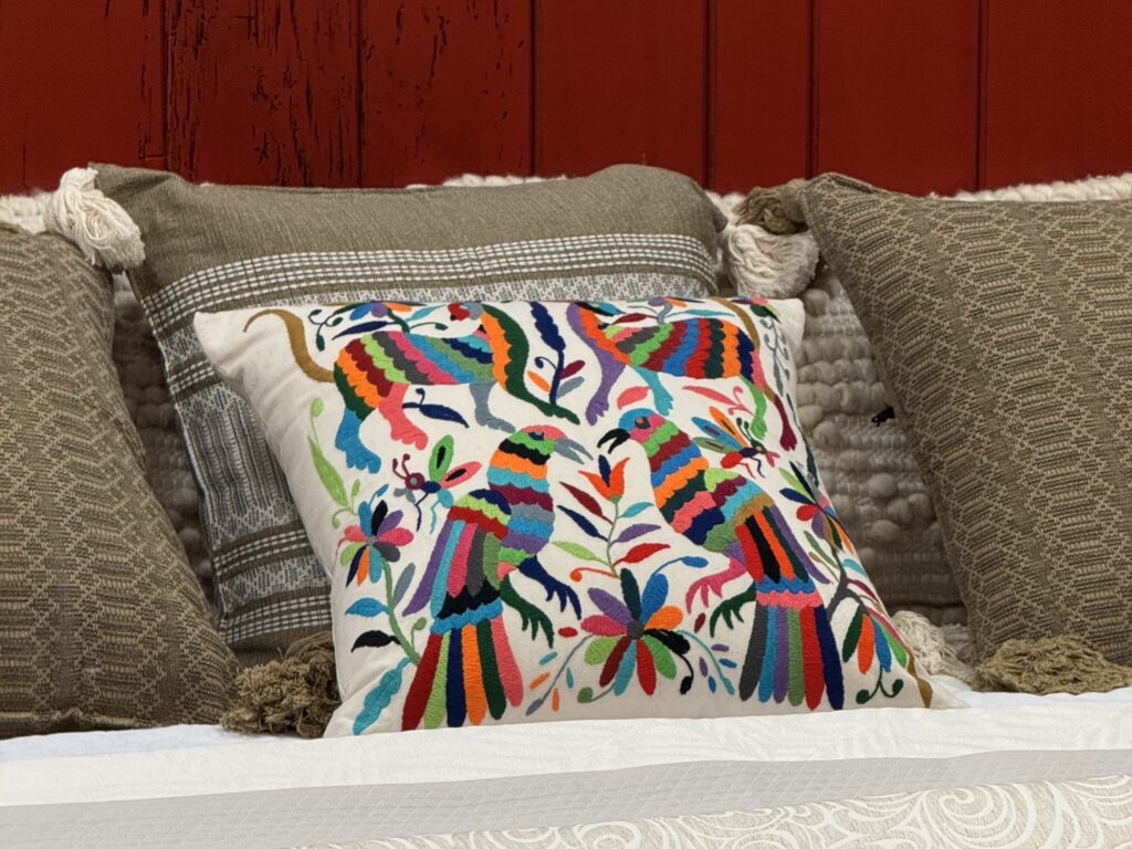 Vibrant Otomí Textiles